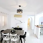 아파트 H&o Regina Seaside Nest 파포스